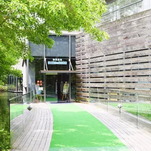 山梨県立富士湧水の里水族館 森の中の水族館