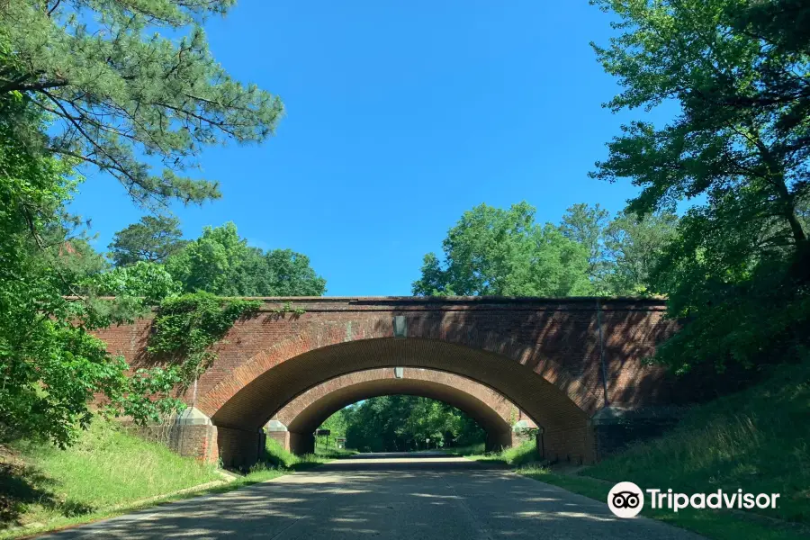 Colonial Parkway