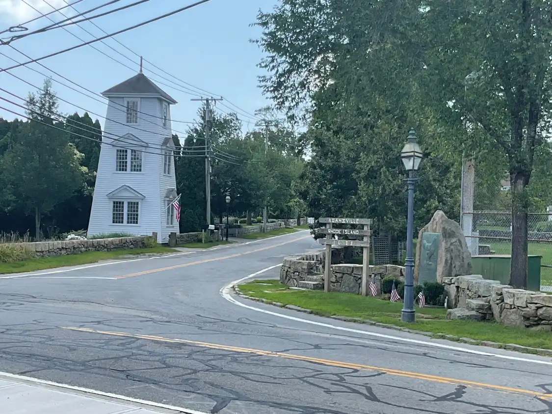 Hotels near Rhode Island Red Monument