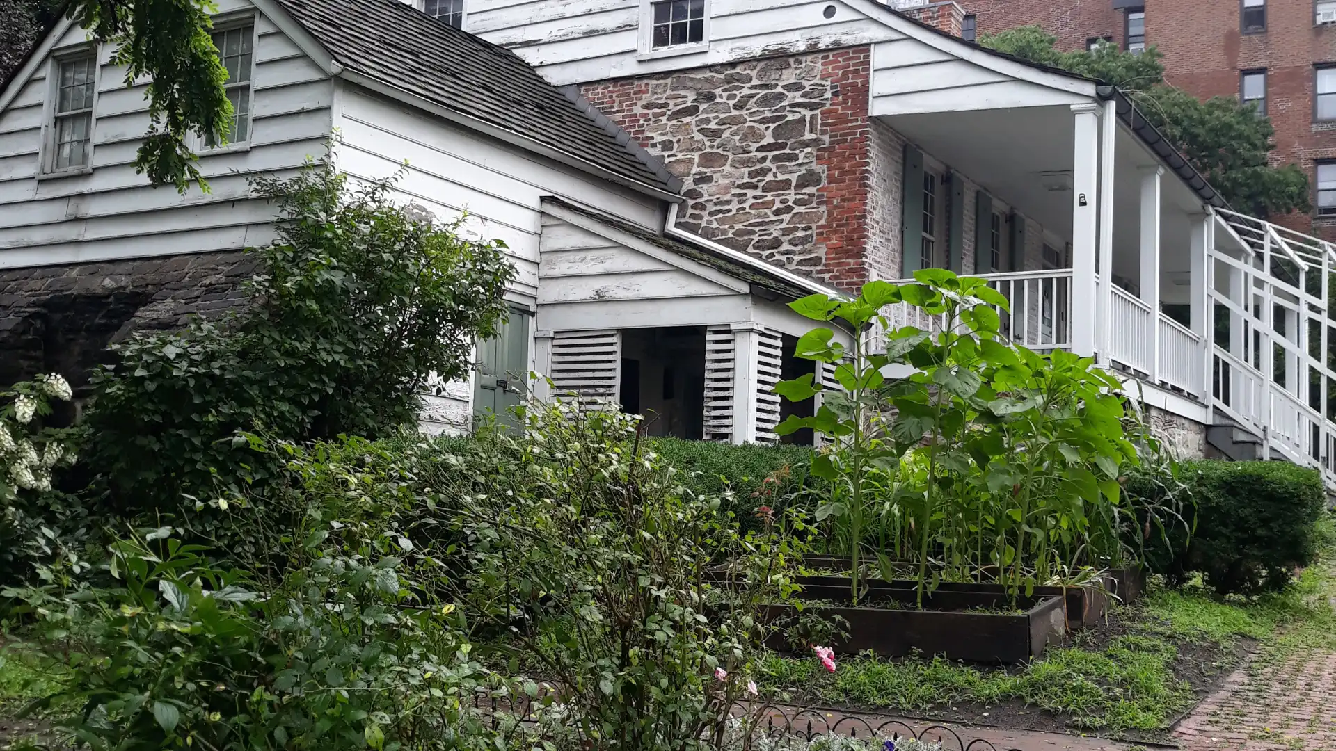 Hotels near Dyckman Farmhouse Museum