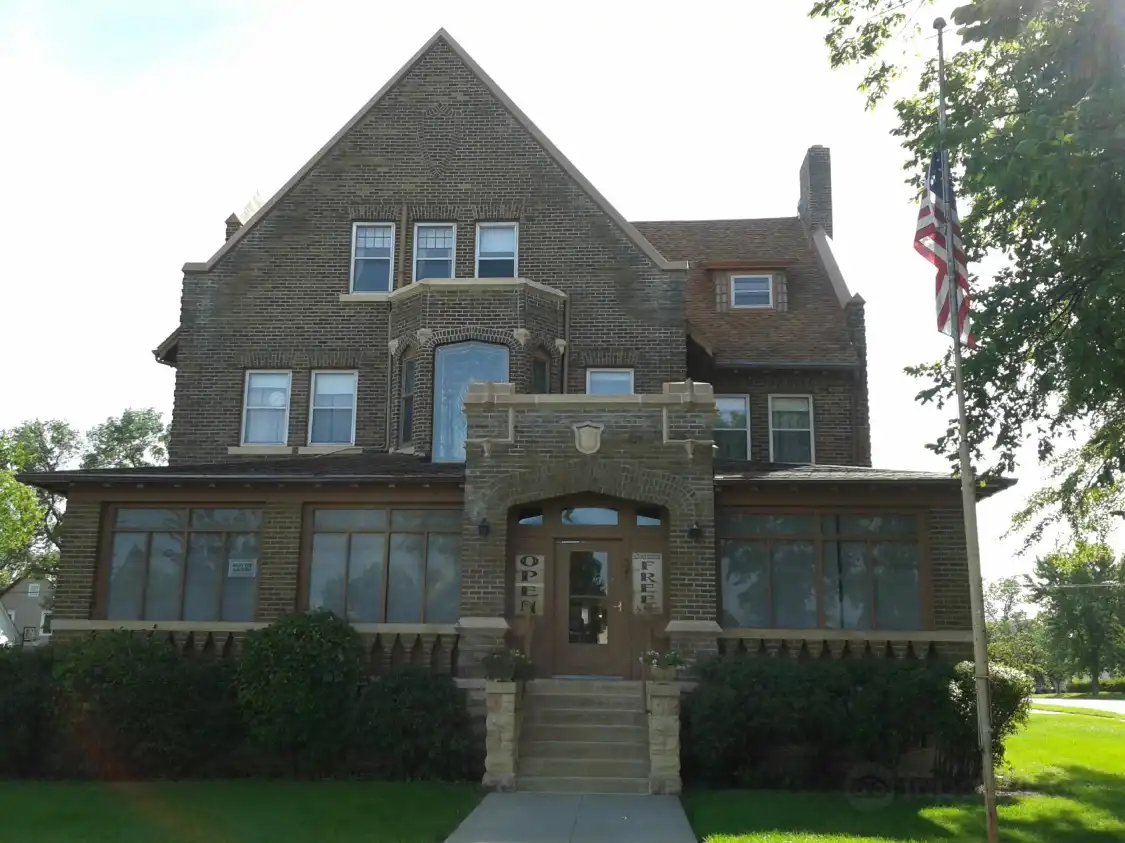 Hotel dekat Stutsman County Memorial Museum