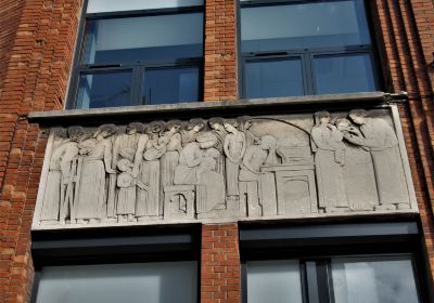 Bas-reliefs de la façade du dispensaire Louise Michel