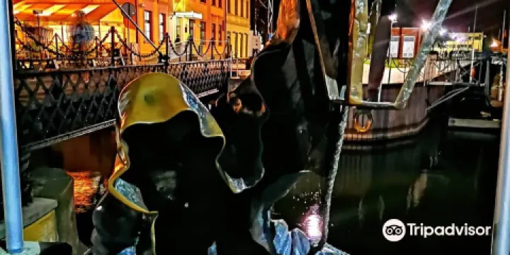 Sculpture The Black Ghost