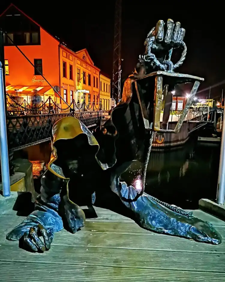 Hotel dekat Sculpture The Black Ghost
