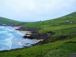 Coumeenoole Beach