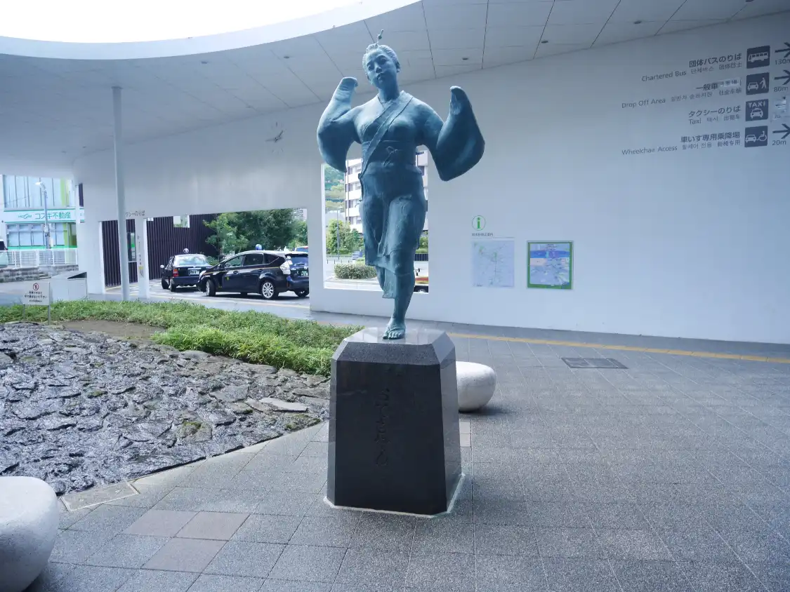 Hotels near Statue of Otemoyan