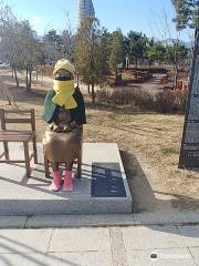 青草湖水公園和平少女像