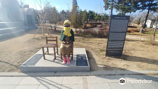 青草湖水公園和平少女像