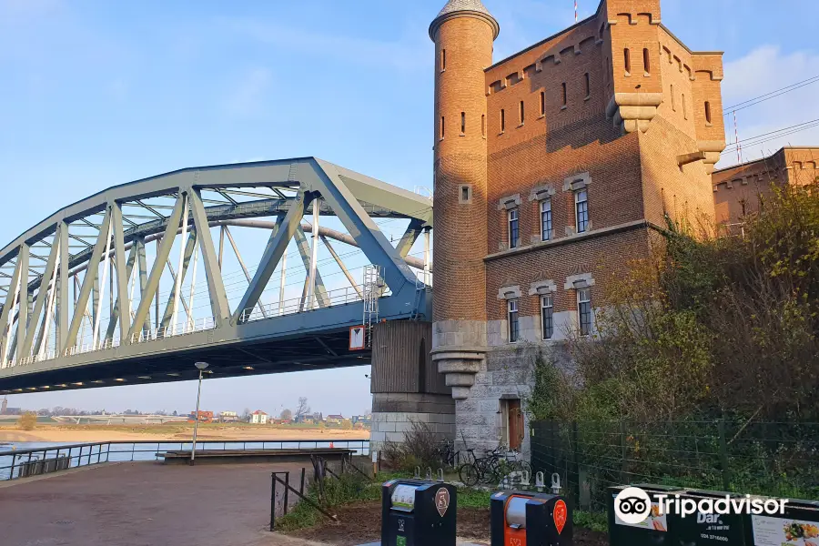 Landhoofd Spoorbrug Nijmegen