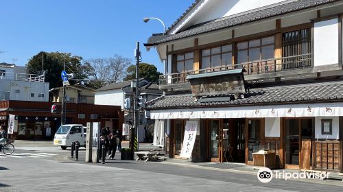 Geku-sando (Front Approach leading to Geku Outer Shrine)