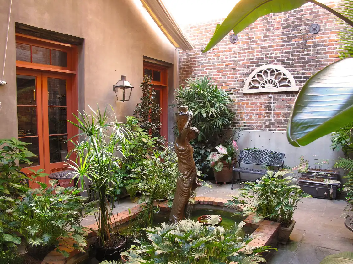 Hotels near Chartres St