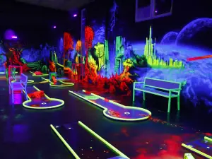 GlowZone Schwarzlicht 3D Minigolf Bielefeld