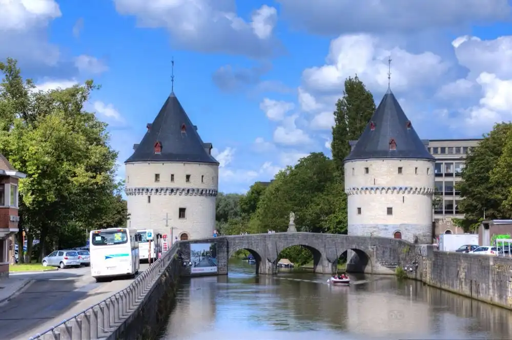 Các khách sạn gần Broel Towers