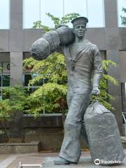 Sailor's Salute statue