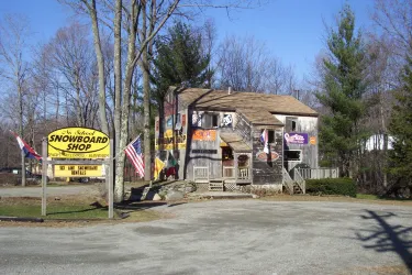 No School Snowboard Shop