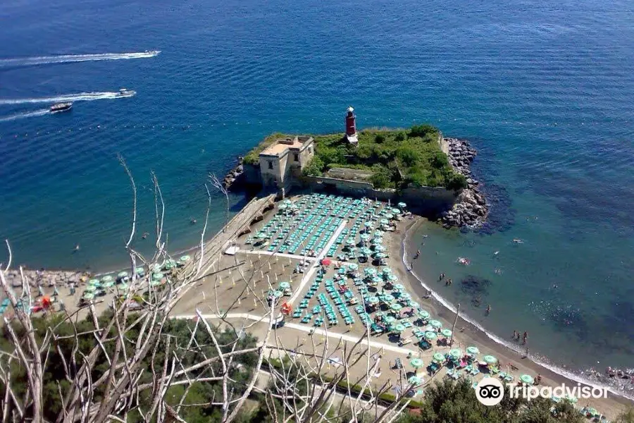 La Spiaggia del Castello di Baia