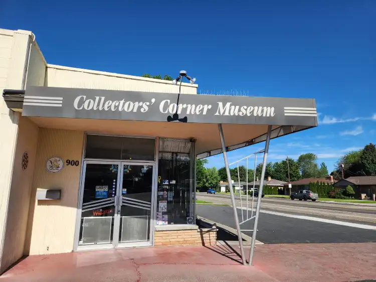 Hotels near Collectors Corner Museum