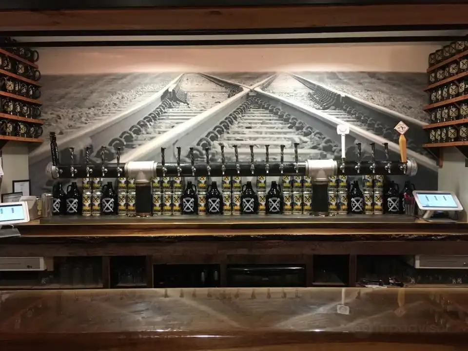 Twisted Rail Brewing Co附近的飯店