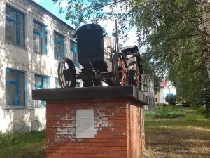 Monument to Tractor