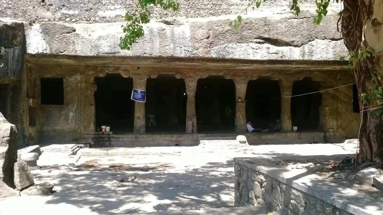 Hotels near Mandapeshwar Caves