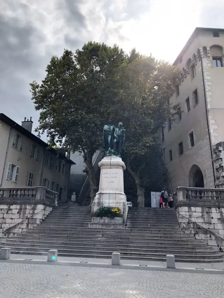 Hotels near Statue des Freres De Maistre