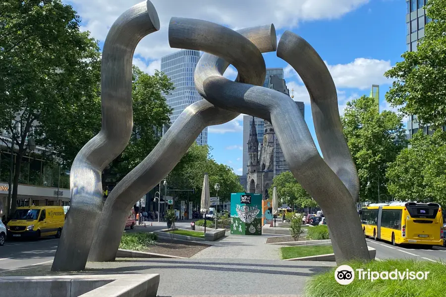 Berlin Sculpture (Broken Chain)
