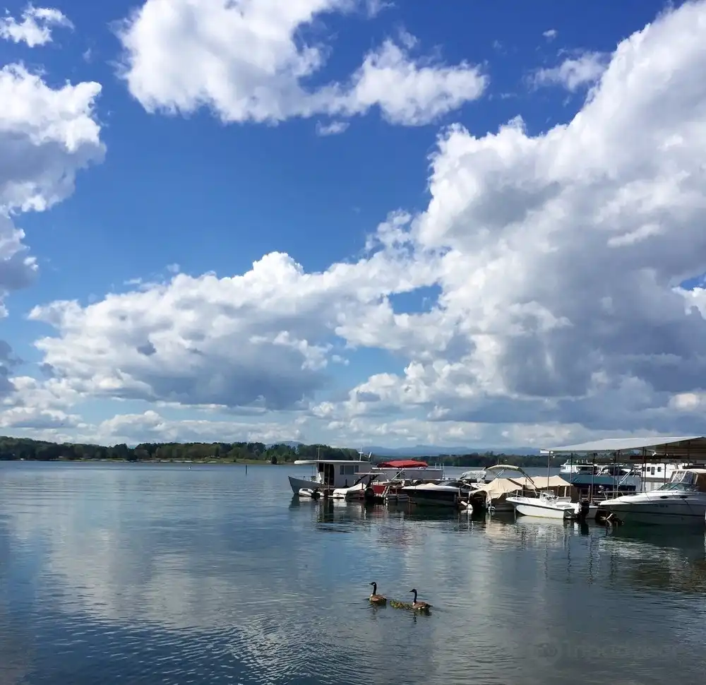 Hotels near Keowee Marina