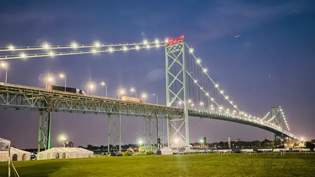 Hotels near Ambassador Bridge
