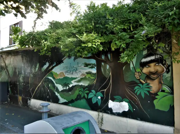 Hotels near Fresque La Jungle 3
