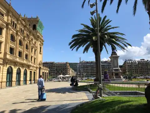 Hotels near Victoria Eugenia Theater