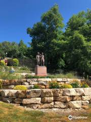 Tom Sawyer and Huckleberry Finn Statue