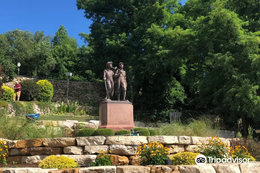 Tom Sawyer and Huckleberry Finn Statue