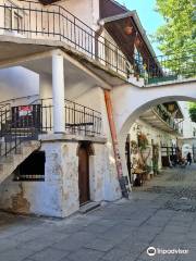 Mrs. Dresner courtyard and stairs （Schindler's List）