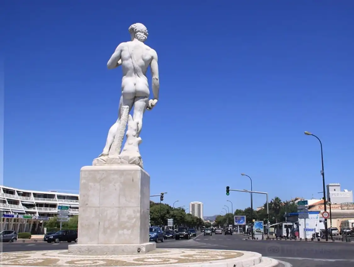 Hotels near Statue de David