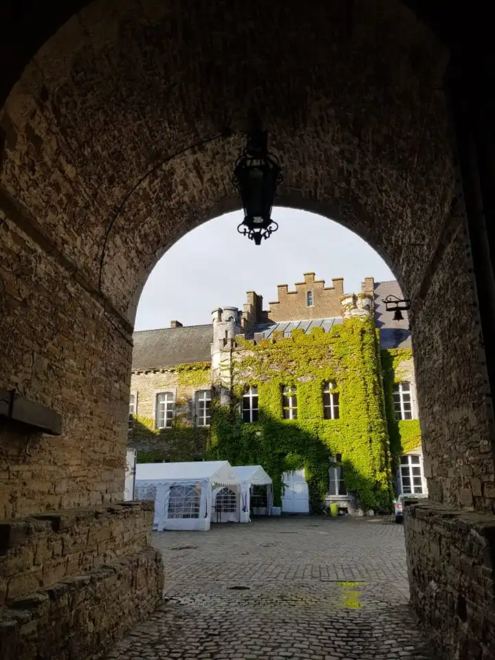 Hotels near le chateau medieval de Corroy le chareau