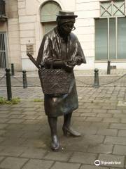 Sculpture Madame Chapeau