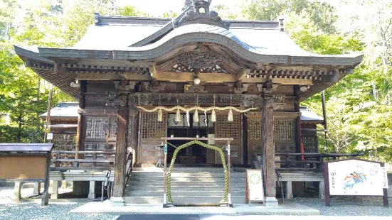 Yoshitsuneshiryokan Shrine