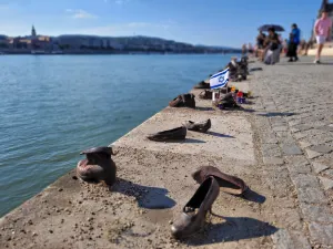 多瑙河畔鞋履雕塑