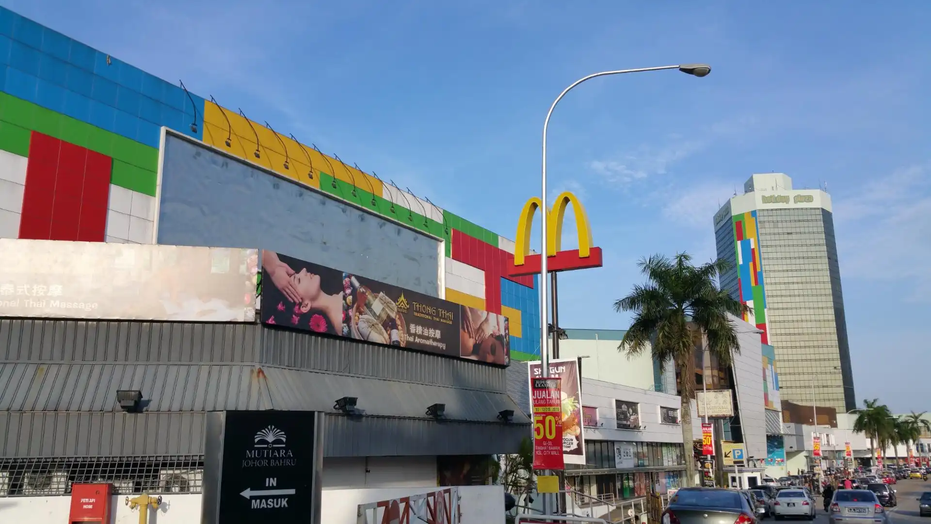 Hotels near Holiday Plaza