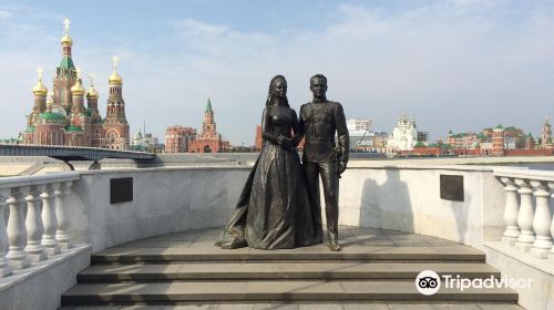 Monument to Honeymooners Grace Kelly and Rainier III