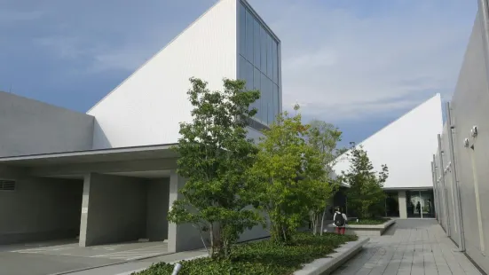 十和田市民図書館