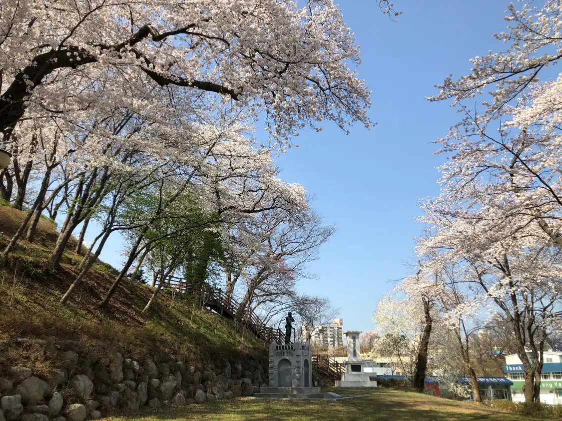 Hotels near Hyunsan Park