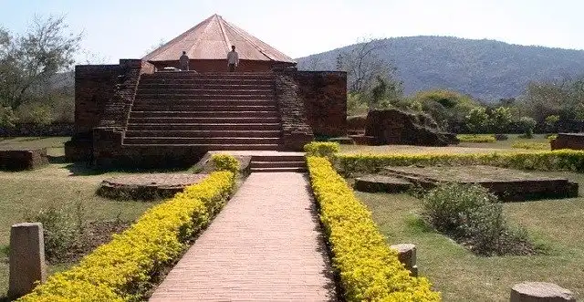 Hotels near Maniyar Math