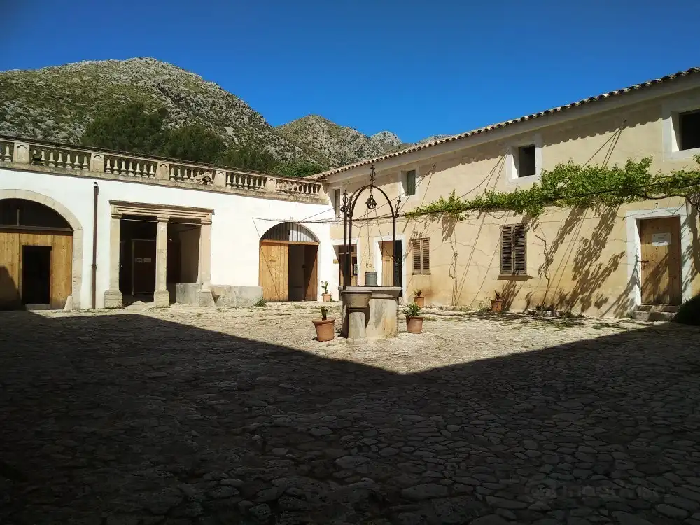 Hotels near Finca Galatzo