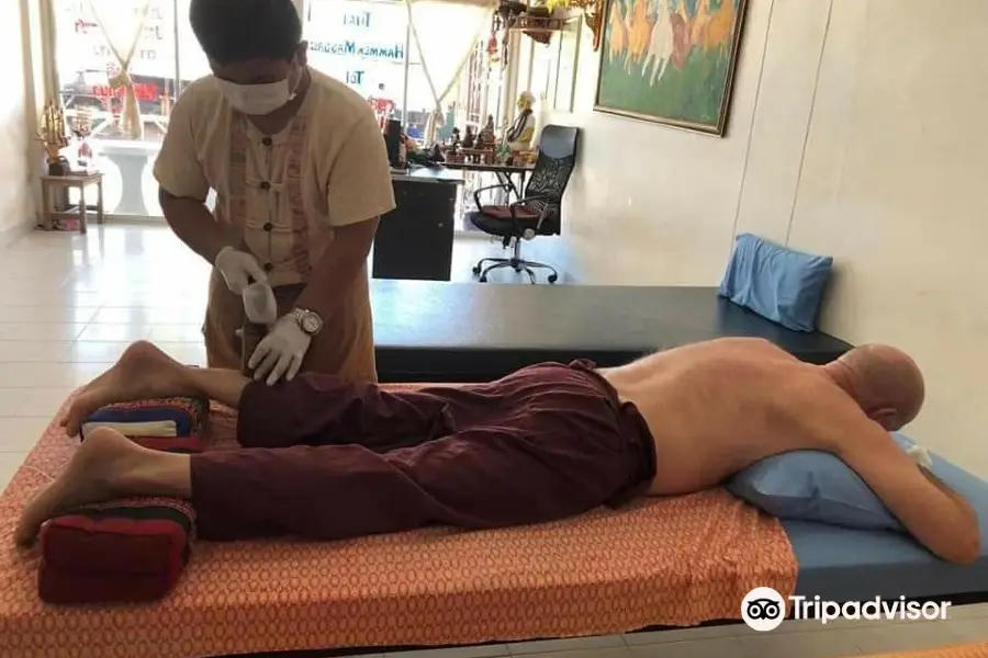 Massage, hammering the line to correct the symptoms at Hua Hin