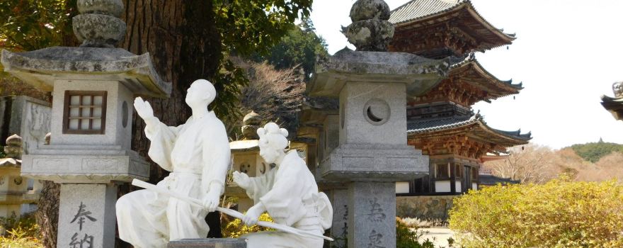 Tsubosaka Temple Osato Sawaichi Statue