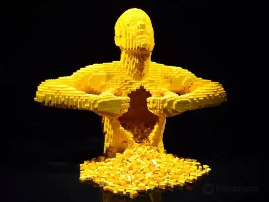 Hotel in zona The Art of the Brick by Nathan Sawaya