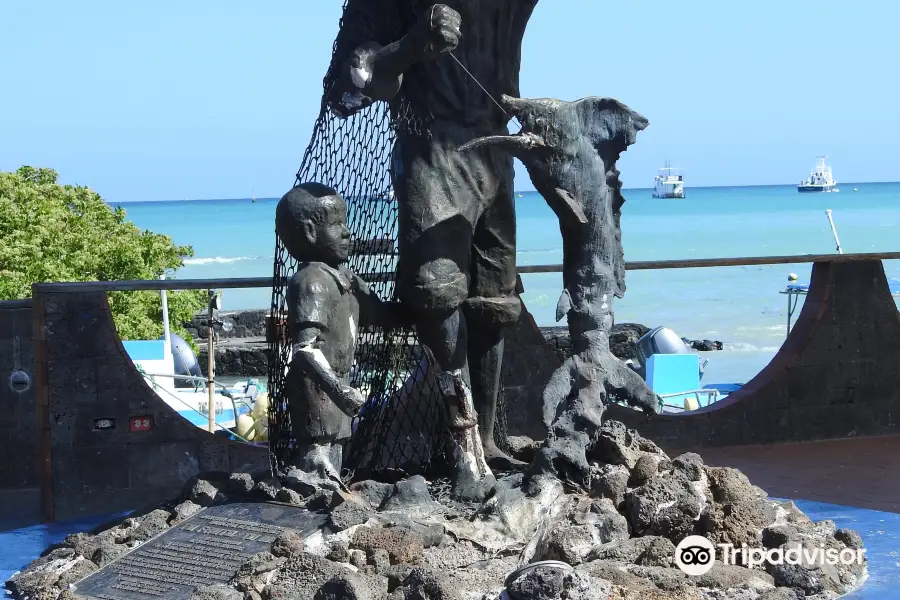 Monumento al Pescador Galapagueno