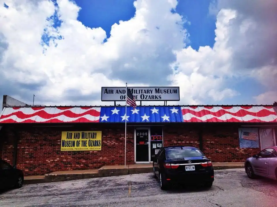 Hotels near Air & Military Museum-Ozarks