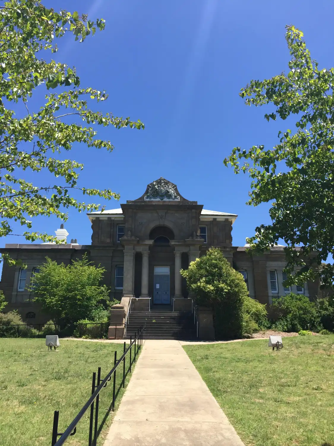 Hotels near Cooma Courthouse